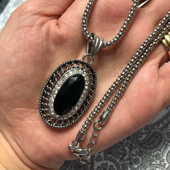 ⬇️ Necklace with oval shaped pendent - Picture 2 of 5